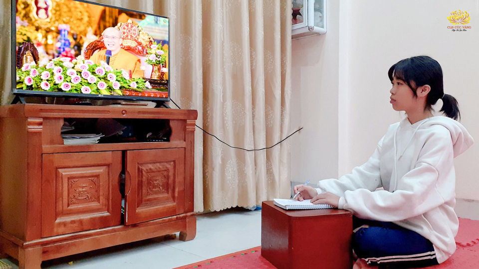 Khánh Vi chăm chỉ tu tập, nghe Pháp 