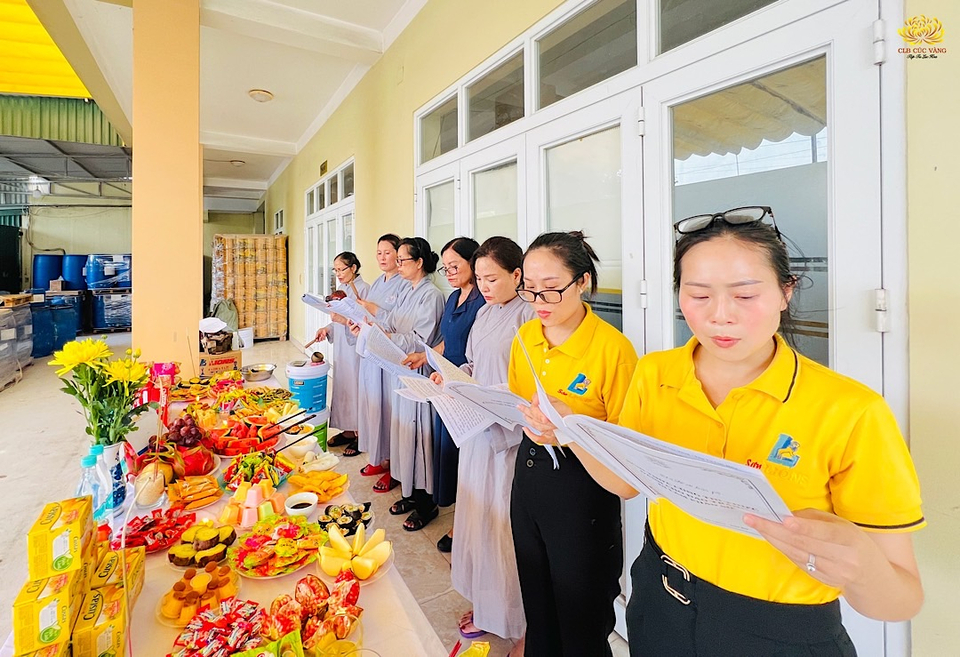Lễ cúng thí nhân mùa Vu lan được các Phật tử cùng nhau thực hiện  