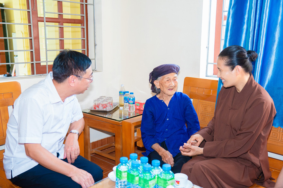 Những cử chỉ quan tâm và gần gũi của Cô Phạm Thi Yến bên mẹ Việt Nam anh hùng Hoàng Thị Nghi
