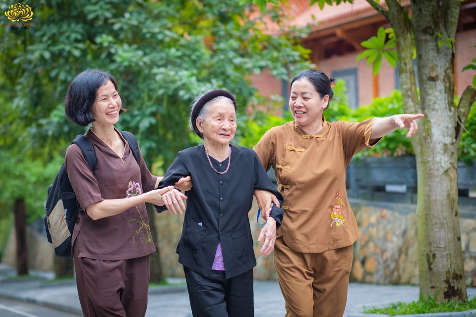 Những người con Phật thực hành theo lời Phật dạy, cùng nhau đưa mẹ về chùa tham gia Lễ Vu lan để tô bồi tâm hiếu