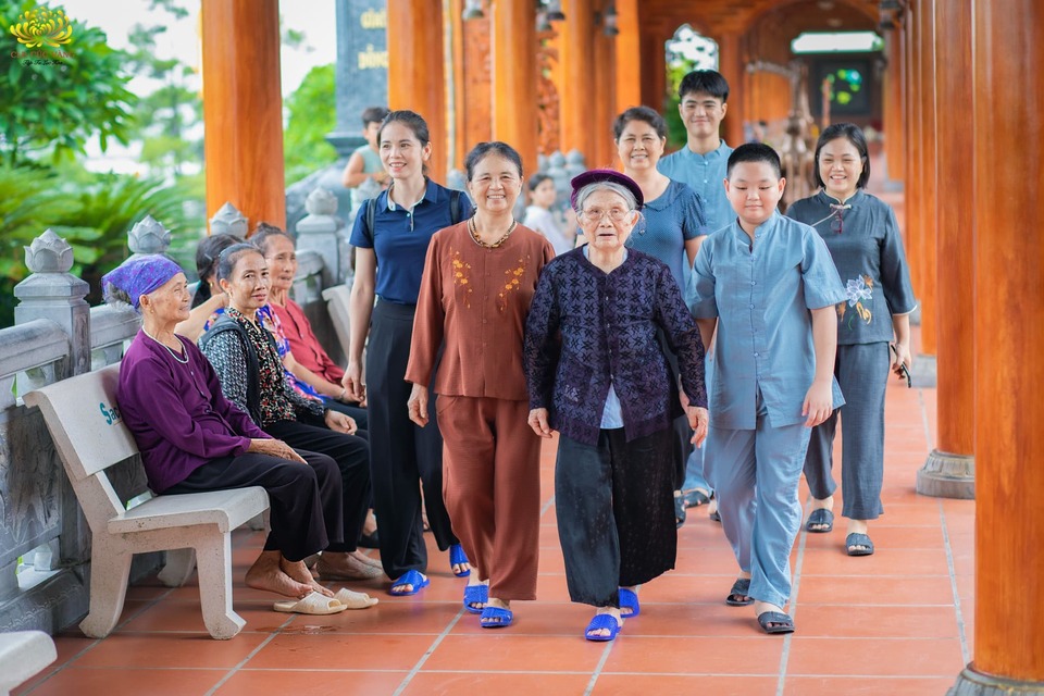 Niềm vui ánh lên trên đôi mắt các cụ khi được cùng con trở về chùa tham gia Vu lan