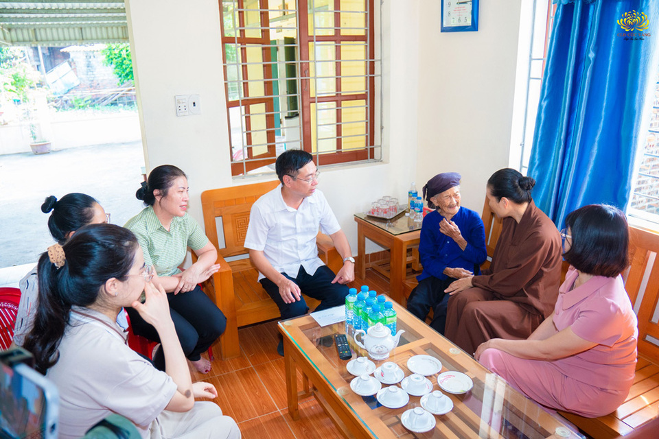 Cô Phạm Thị Yến cùng các Phật tử trong CLB Cúc Vàng và đại diện chính quyền TP.Uông Bí đã tới thăm hỏi và trao quà tới các mẹ Việt Nam anh hùng Hoàng Thị Nghi trên địa bàn Phường Thanh Sơn, TP.Uông Bí, tỉnh Quảng Ninh