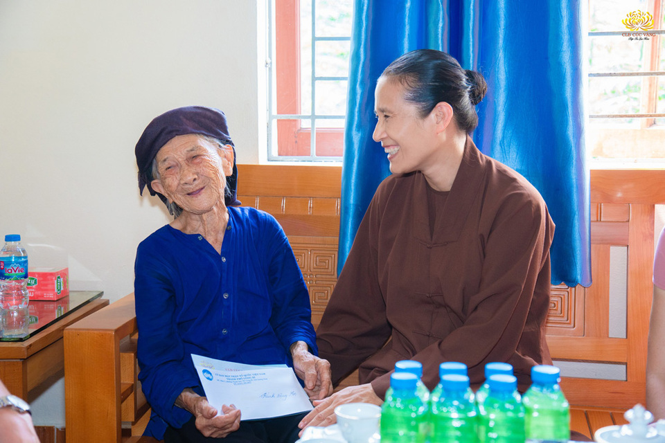 Mẹ Việt Nam anh hùng Hoàng Thị Nghi bày tỏ niềm vui khi đón nhận món quà cùng tình cảm của Cô Phạm Thị Yến và các Phật tử