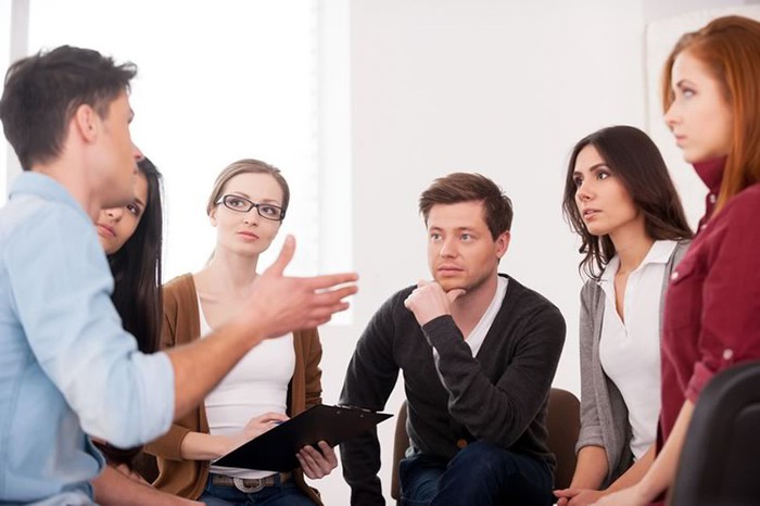 Lắng nghe ý kiến người khác, dần dần sẽ thoát khỏi tình trạng ảo tưởng (ảnh minh họa)