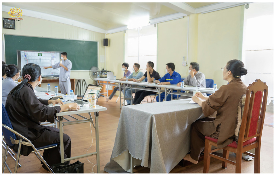 Cô chủ nhiệm cùng các Phật tử đã cùng nhau lên kế hoạch triển khai các công việc