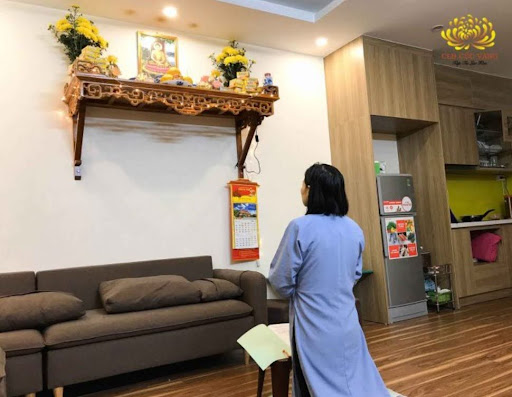 Thực hiện theo sự hướng dẫn của Cô Phạm Thị Yến, Phật tử trong CLB Cúc Vàng - Tập Tu Lục Hòa tu tập hồi hướng hóa giải nạn dịch Covid-19