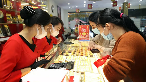 Người dân đi mua vàng ngày vía Thần Tài