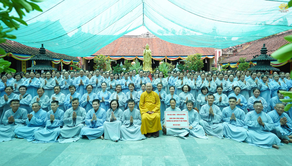 Cô chủ nhiệm Phạm Thị Yến và các Phật tử thuộc đạo tràng tại khu vực Hải Phòng cùng chụp ảnh lưu niệm với Hòa thượng Thích Quảng Tùng - đại diện chư Tăng Ni đang an cư tại chùa.  
