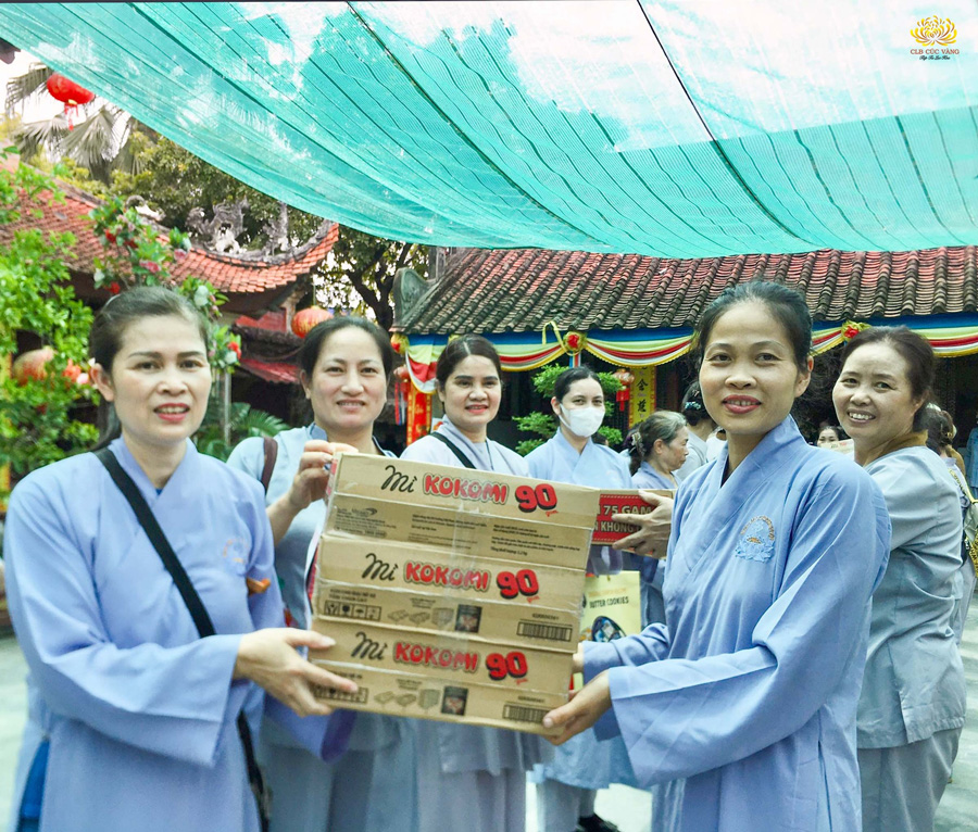 Những thùng mì tôm được các Phật tử trong đạo tràng Minh Nguyên Thành Tô vận chuyển để dâng lên cúng dường chư Tăng Ni đang an cư tại chùa Dư Hàng.