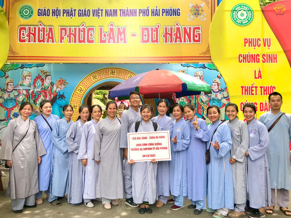 Phật tử trong đạo tràng Thái Tuệ An Hồng cùng chụp ảnh lưu niệm trước cổng chùa Dư Hàng.