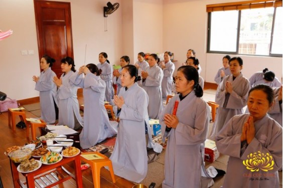 Khi các vị nhờ mình mà được tăng phúc thì các vị ấy sẽ hộ trì mãi cho mình (ảnh minh họa)
