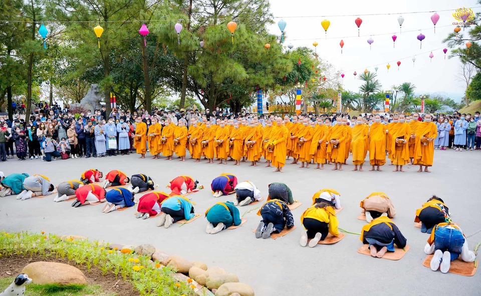 Cô Chủ nhiệm cùng các bạn nhỏ thành kính đảnh lễ Tăng đoàn, dâng lời tác bạch sớt bát cúng dường