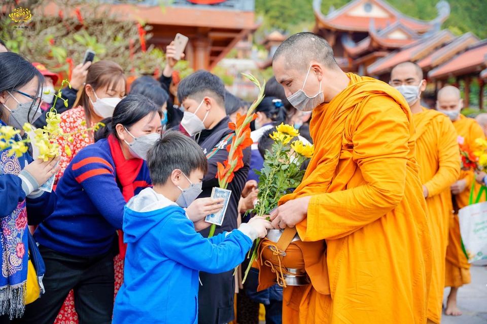 Khóa sinh khối 2 thành kính sớt bát cúng dường chư Tăng