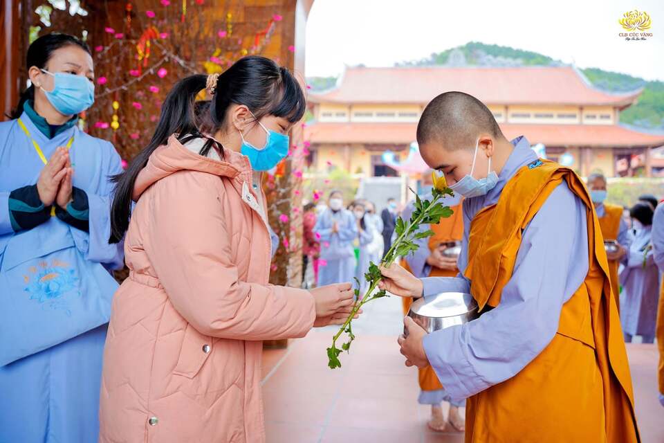 Khóa sinh khối 3 thành kính cúng dường chư Ni chùa Ba Vàng