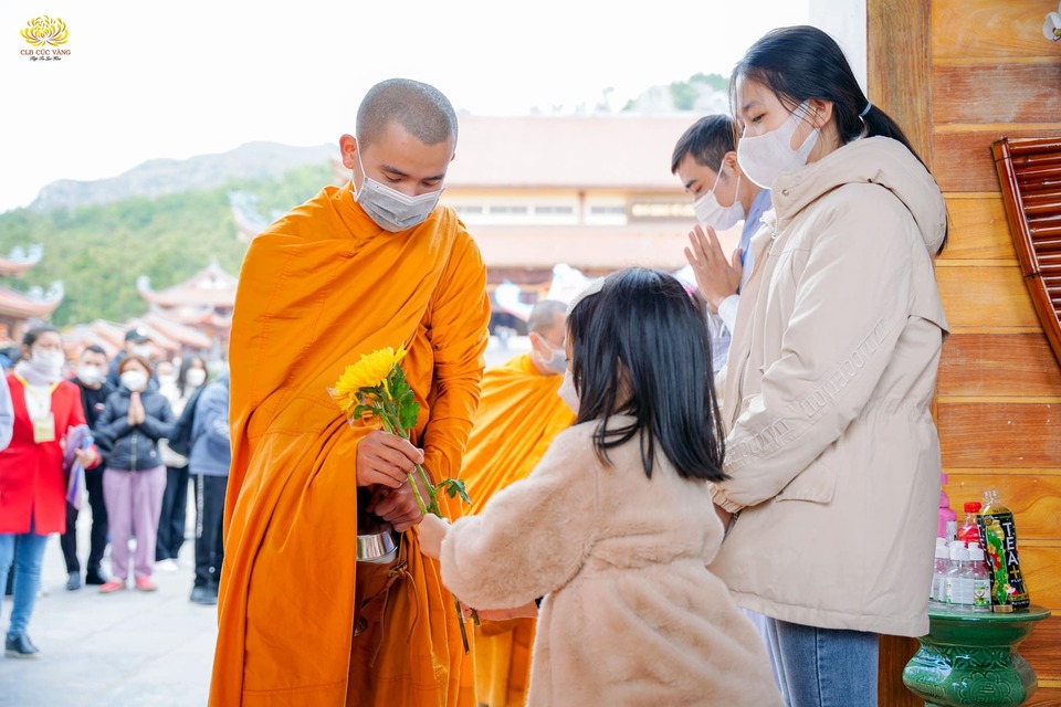 Khóa sinh CLB La Hầu La thành kính dâng hoa cúng dường chư Tăng
