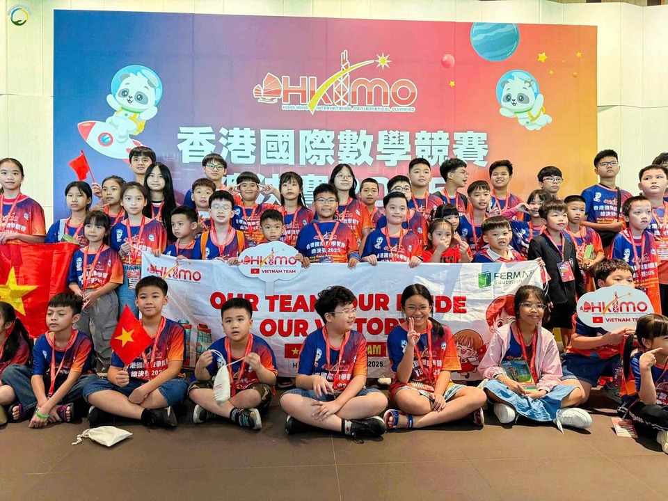 Minh Thành cùng các bạn Việt Nam tham gia chung kết Olympic Toán Quốc tế HKIMO tại Hồng Kông