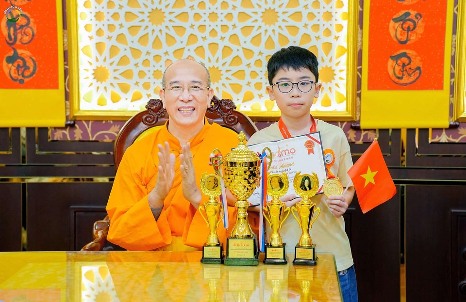Sau khi đạt huy chương vàng và cúp, khóa sinh Minh Thành cùng gia đình thành kính vấn an Sư Phụ