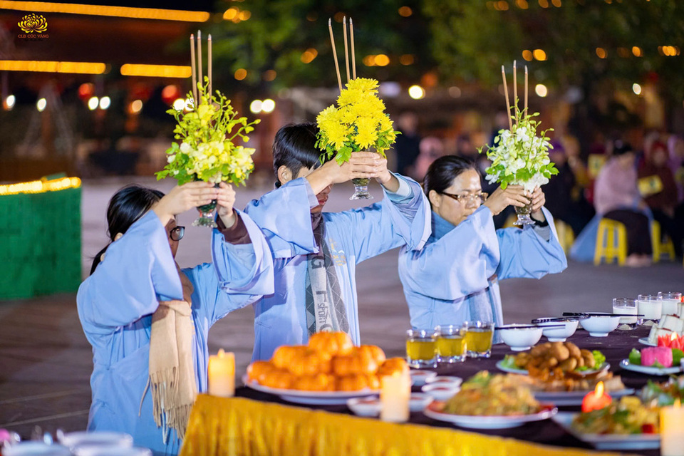 Những hương linh được thoát khỏi cảnh khổ là khi có người thân làm các việc phước thiện tại nơi Tam Bảo (ảnh minh họa)  