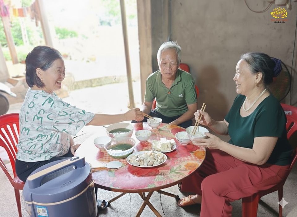 Chị Nguyễn Thị Mai (ngoài cùng, bên trái) biết yêu thương, quan tâm cha mẹ hơn