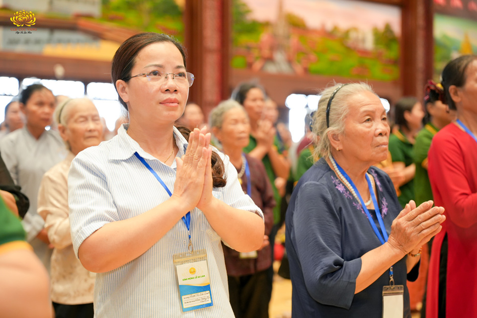 Chị Kiều Oanh cùng mẹ về chùa Ba Vàng tham dự chương trình “Nguyện cha mẹ đời đời an vui”
