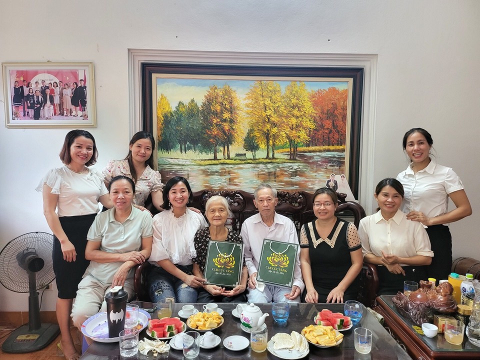 Chị Lê Giang Uyên (thứ ba, từ phải sang) cùng các đạo hữu thăm hỏi, động viên và tặng quà cha mẹ của đạo hữu
