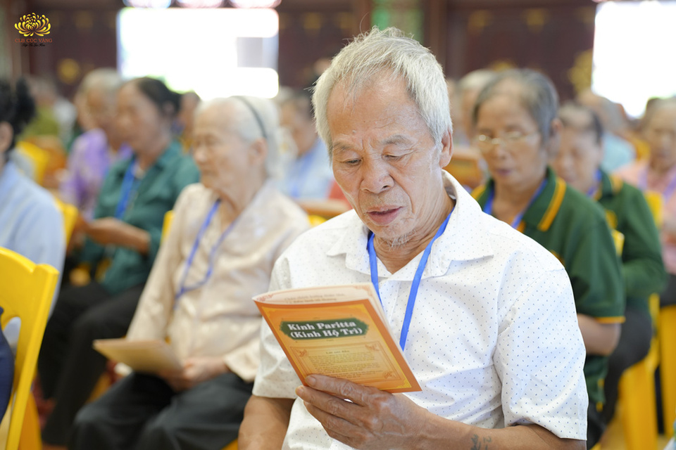 Chị Nguyễn Thị Mai đưa bố Phạm Văn Lễ về chùa tham gia lễ Vu Lan, mong bố được kết duyên lành với Tam Bảo  