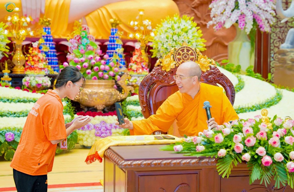 Trả lời được câu hỏi của Sư Phụ trong buổi học Pháp, bạn khóa sinh CLB La Hầu La hạnh phúc đón nhận món quà đầy ý nghĩa