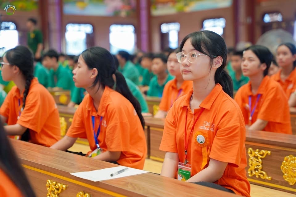 Các bạn khóa sinh chăm chú lắng nghe Sư Phụ giảng Pháp