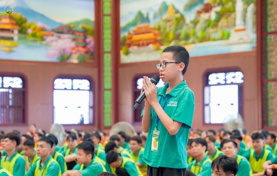 Bạn khóa sinh trả lời câu hỏi của trên Sư Phụ trong buổi học Pháp