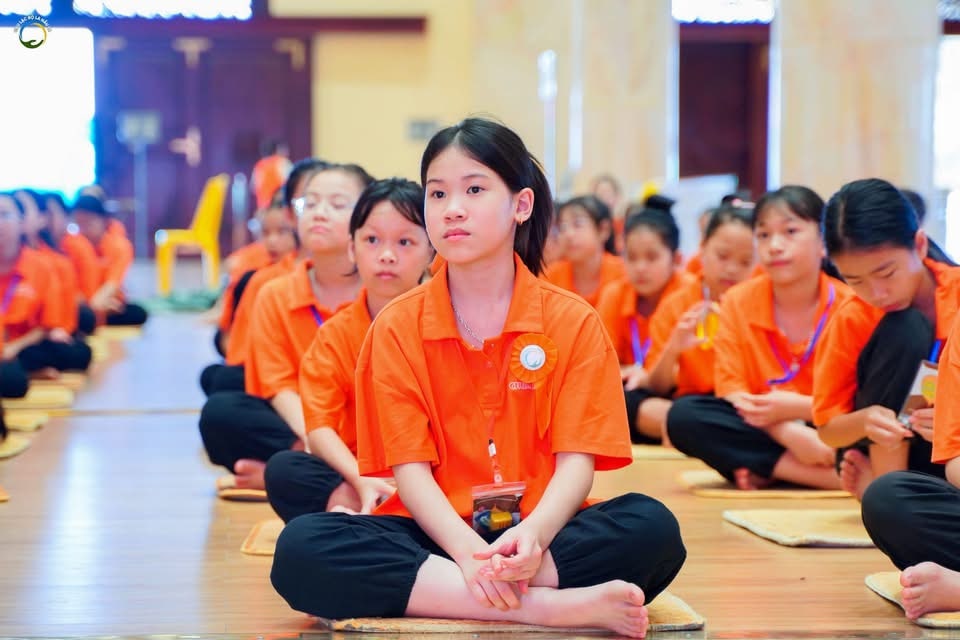 Bạn khóa sinh chăm chú lắng nghe câu chuyện