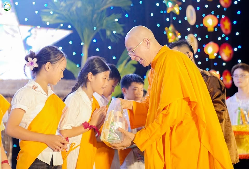 Các bạn nhỏ trong CLB La Hầu La thực hành xuất sắc bài tập đạo đức hạnh phúc được nhận quà khen thưởng từ trên Sư Phụ!