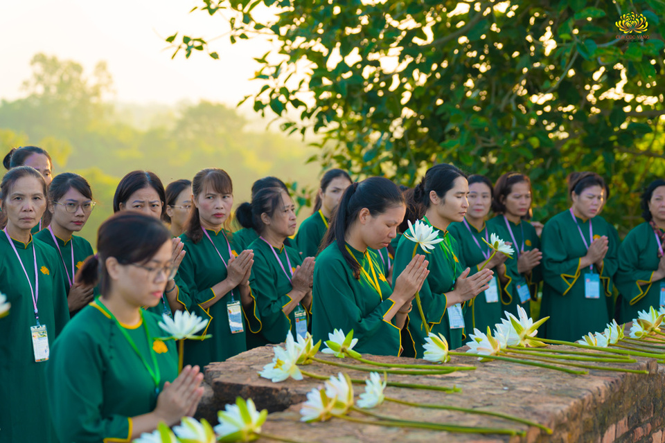 Các Phật tử dâng hoa cúng dường Thánh tích đồi Orajhar