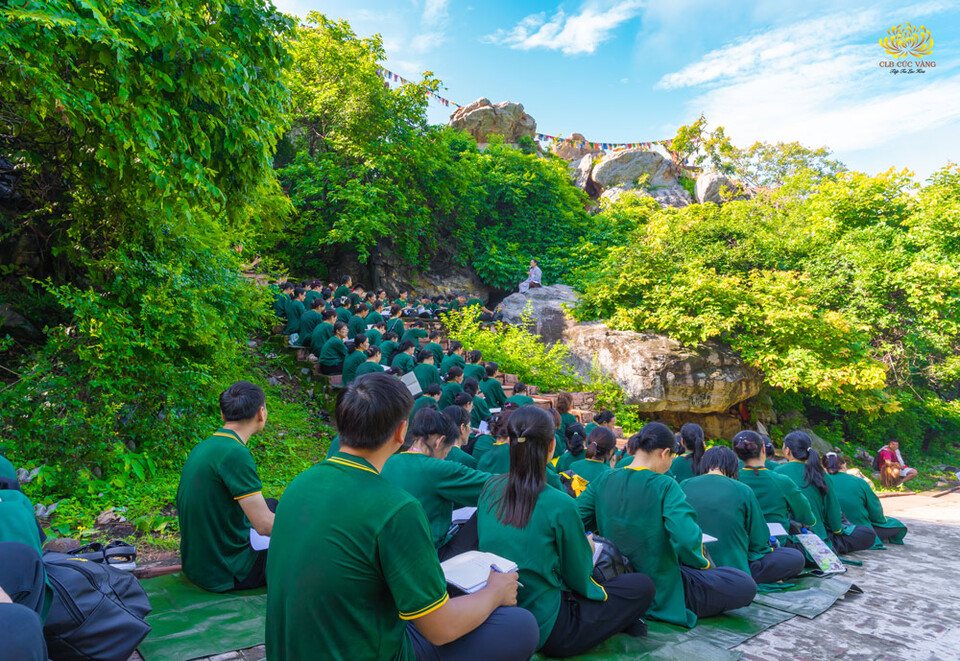 Cô Phạm Thị Yến chia sẻ lời Phật dạy với các Phật tử trong CLB Cúc Vàng tại hang thất của Ngài A Nan