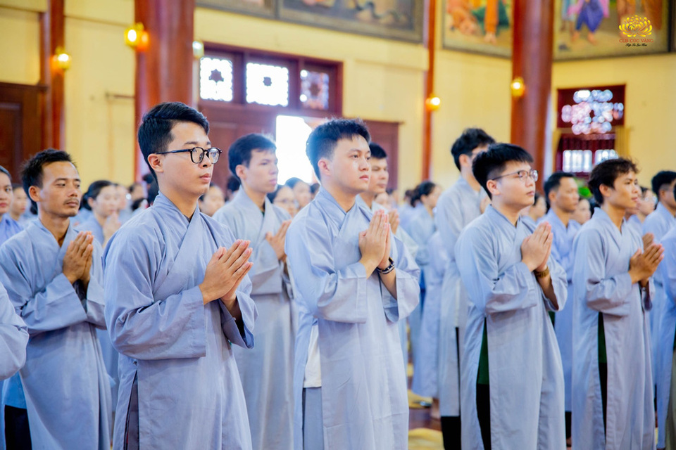 Khi tham gia Pháp đàn Lương Hoàng Bảo Sám, cần nhất tâm tha thiết sám hối cho mình và thỉnh mời gia tiên, chúng sinh có duyên nương theo sám hối