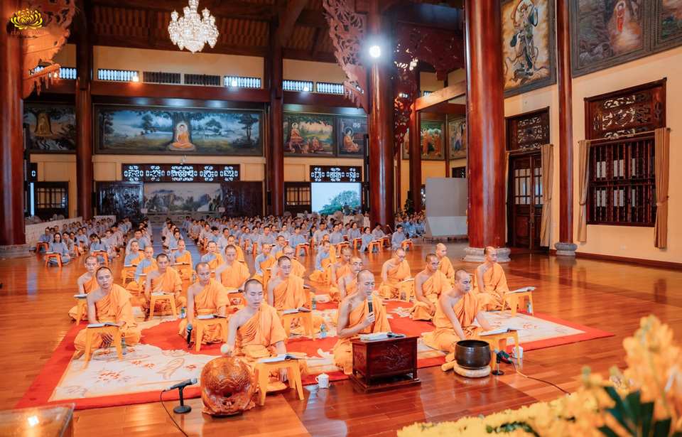 Không thể tự mình sám hối theo bộ kinh Lương Hoàng Sám, mà cần nương vào Tam Bảo, chư Tăng thanh tịnh để sám hối