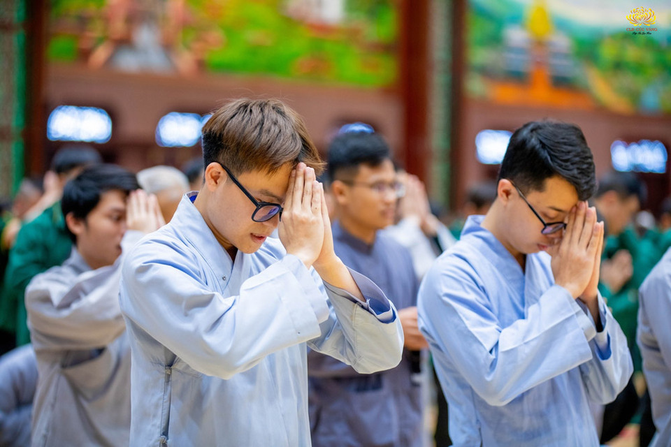 Lạy Phật sám hối là một trong các cách giúp tiêu trừ nghiệp tội