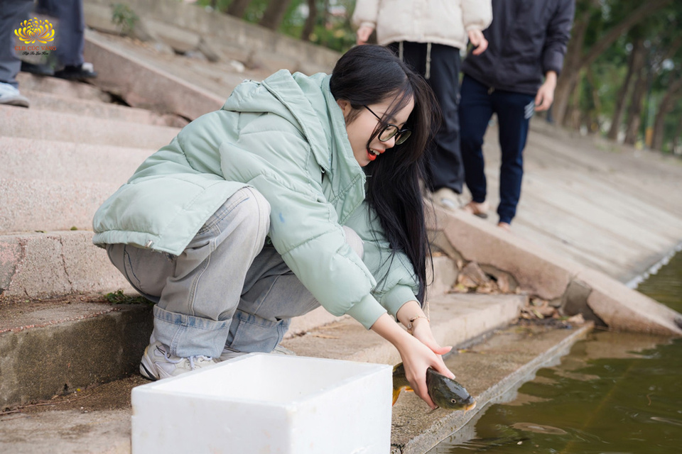 Nên tránh phóng sinh ở khu vực có người bắt cá