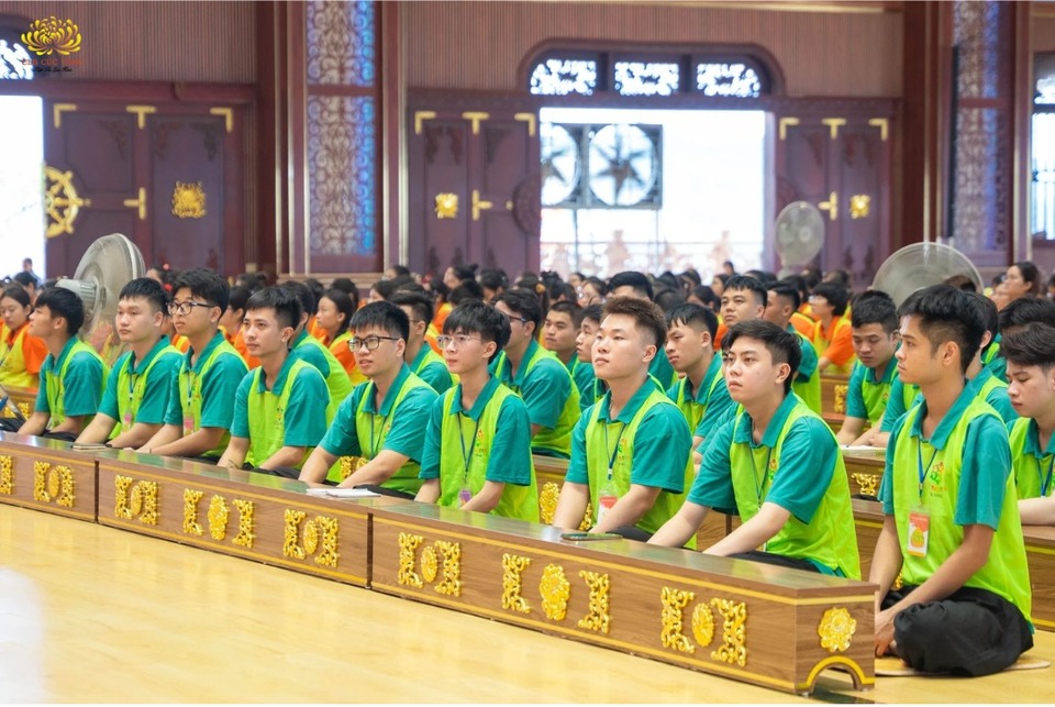 Nghe nhiều Phật Pháp khiến ta biết dùng kiến thức đúng đắn để khuyên bảo, giúp người bớt sợ hãi và được an vui (ảnh minh họa)