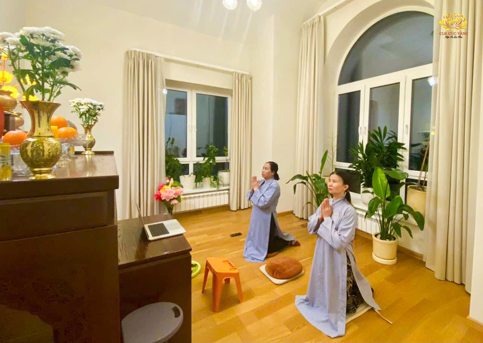 Vào lễ mừng thọ của ông bà, cha mẹ, gia đình nên tổ chức tụng kinh Dược Sư, lễ bái, sám hối (ảnh minh họa)