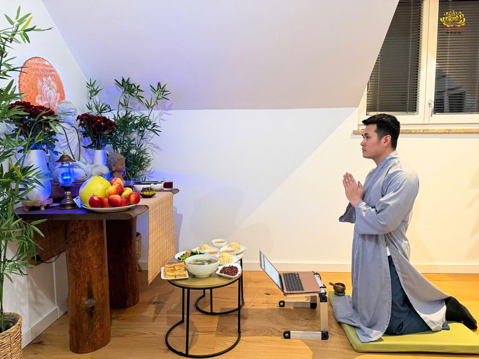 Dâng cúng vật thực lên chư Phật, chư Thiên, thiện Thần, Hộ Pháp và gia tiên tiền tổ sẽ sinh ra phúc báu (ảnh minh họa)