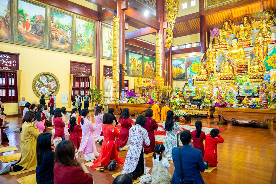 Trong các ngày Tết, gia đình nên đi chùa và mời gia tiên cùng về nương tựa Tam Bảo (ảnh minh họa)