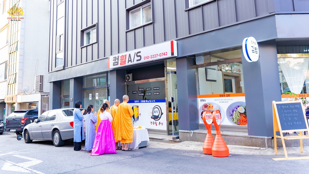 Lần đầu tiên, được chư Tăng tác lễ cầu an tại nhà - Niềm hạnh phúc của người con Phật xa xứ tại Hàn Quốc