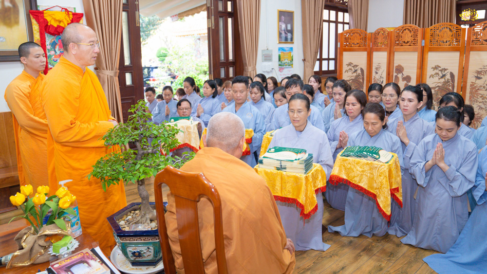Phật tử CLB Cúc Vàng cung kính cúng dường chư Tôn đức Tăng nhân đại lễ tưởng niệm đức Tổ sư Minh Đăng Quang hiện thân vào đời, hoằng hoá độ sinh tròn 100 năm