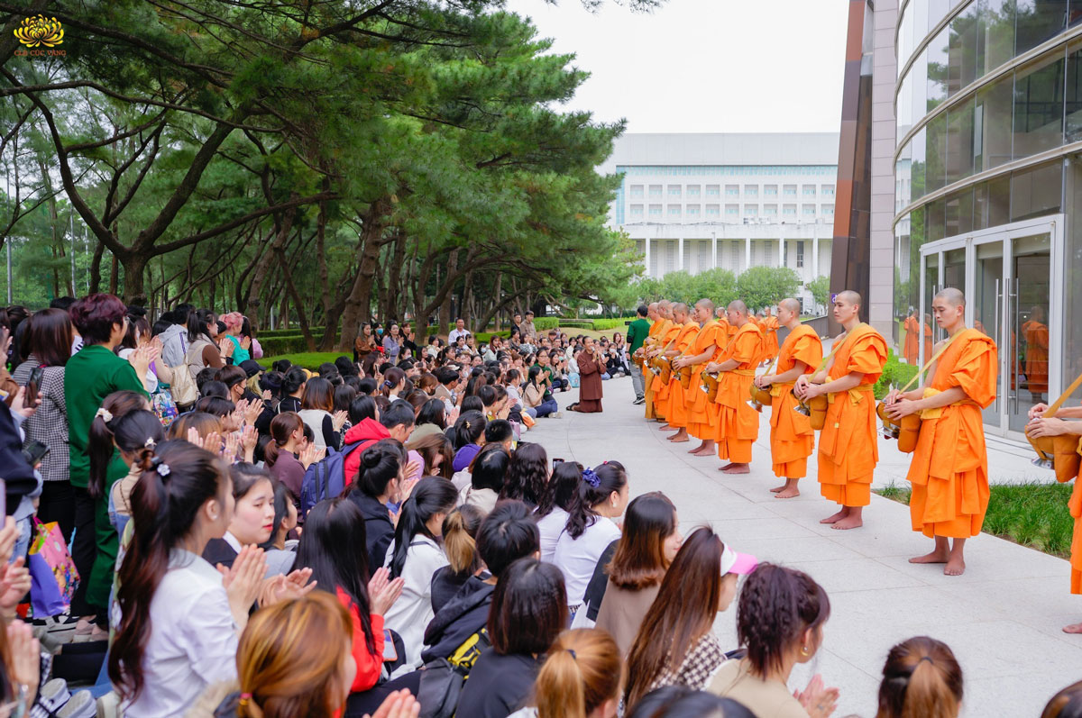 Tại Đào Viên, Đài Loan - Phật Tử xa xứ đặt bát cúng dường chư Tăng chùa Ba Vàng