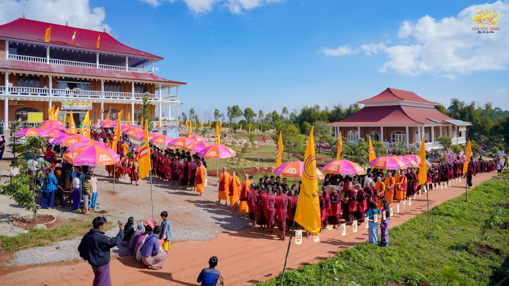 Tại Myanmar: CLB Cúc Vàng hỗ trợ công tác chuẩn bị và cúng dường quý Ngài Tam tạng pháp sư và hơn 500 chư Tăng nhân lễ khánh thành Trung tâm Thiền Kālāma