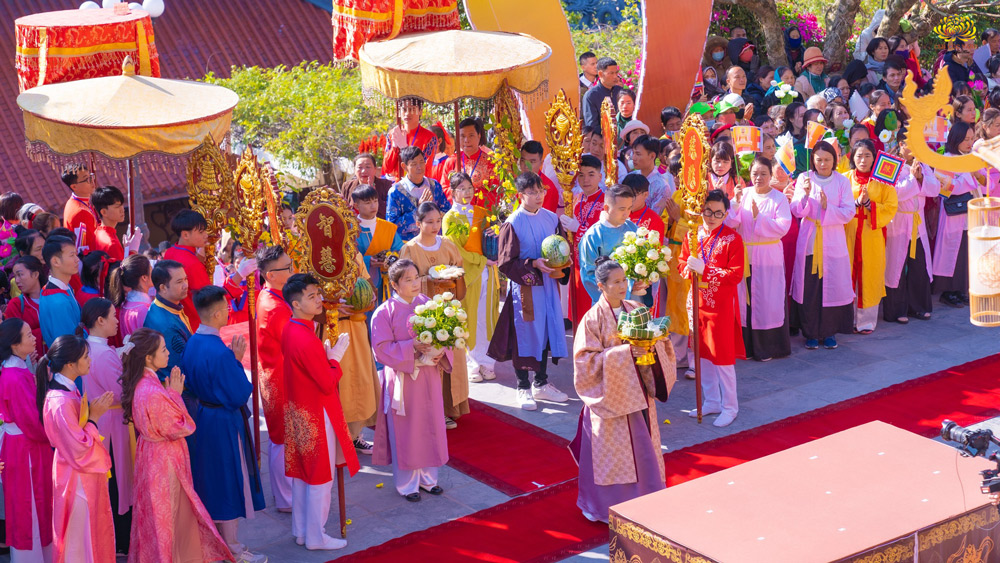 Hướng về ngày Phật hoàng Trần Nhân Tông đản sinh - Phật tử CLB Cúc Vàng thành kính dâng phẩm vật cúng dường Đức Sơ Tổ