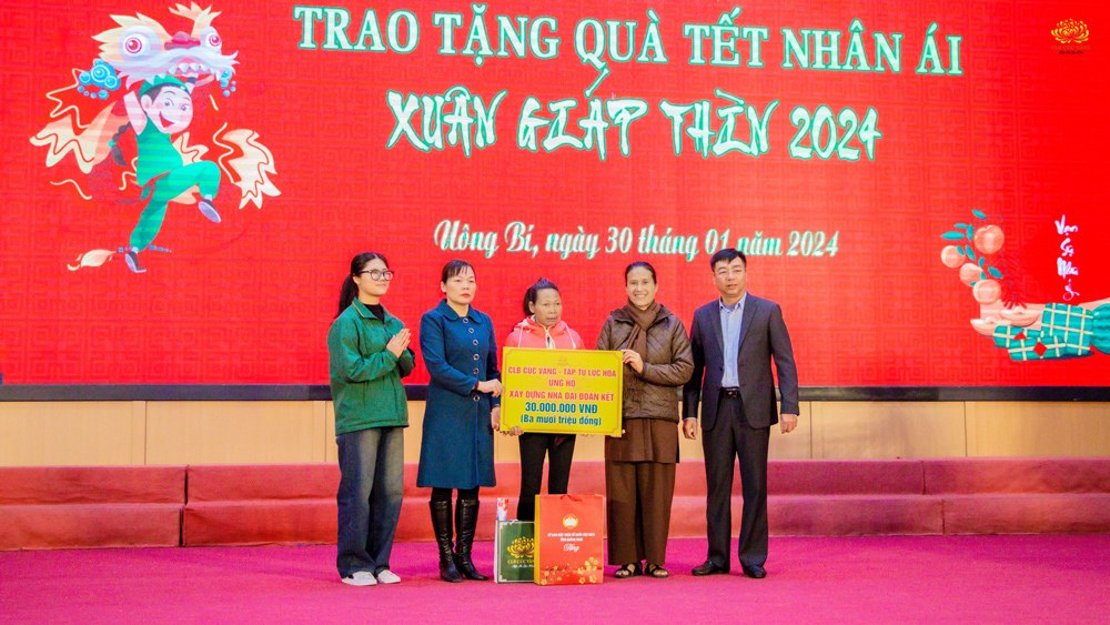 Ấm áp những ngày cuối năm: Cô Phạm Thị Yến trao quà ủng hộ chương trình Tết Nhân Ái - Xuân Giáp Thìn 2024