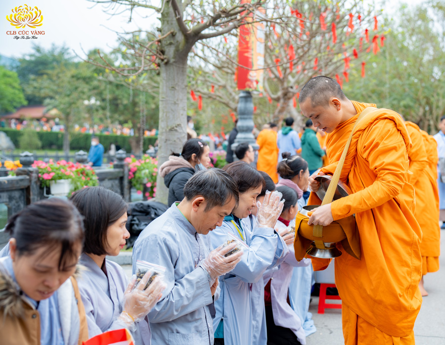 CLB Cúc Vàng thực hành lời Phật dạy nhân kỷ niệm ngày thành lập: Đặt bát cúng dường chư Tăng, từ thiện, phóng sinh, vệ sinh môi trường