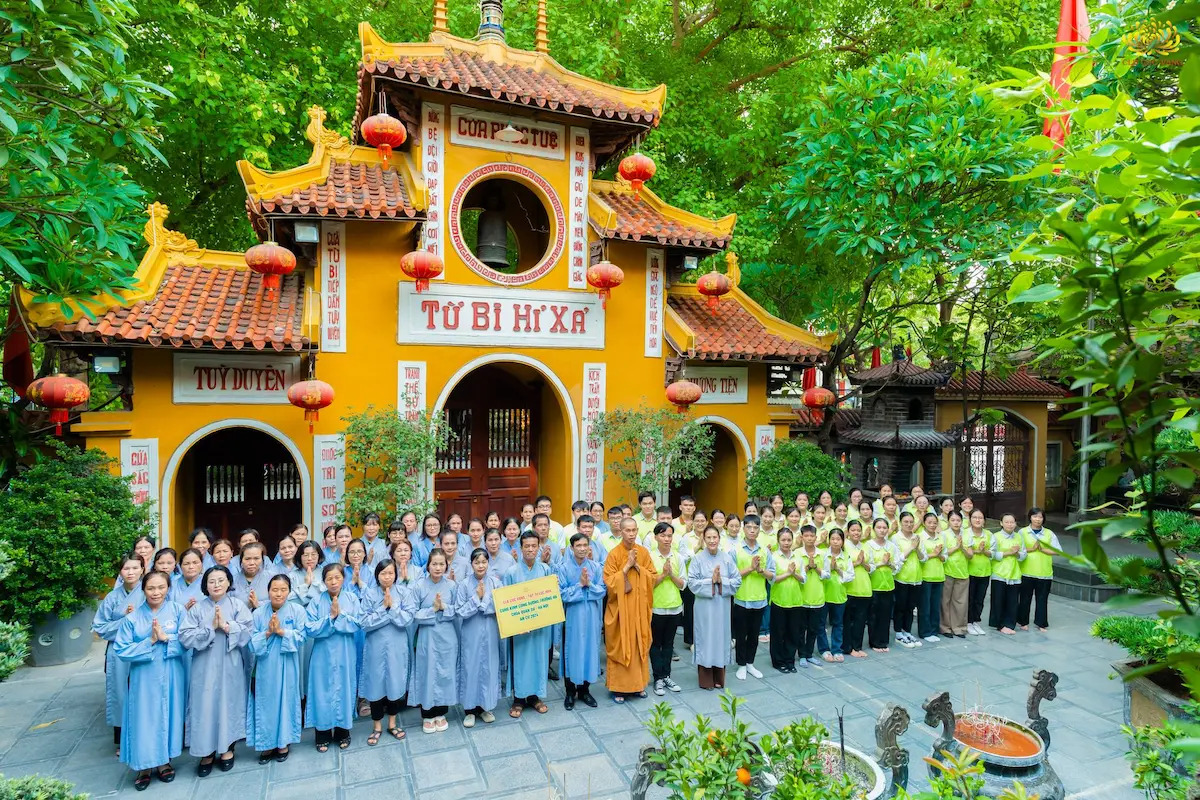 Tại Trường hạ Tùng lâm Quán Sứ: Phật tử CLB Cúc Vàng cúng dường chư Tăng nhân mùa an cư năm 2024