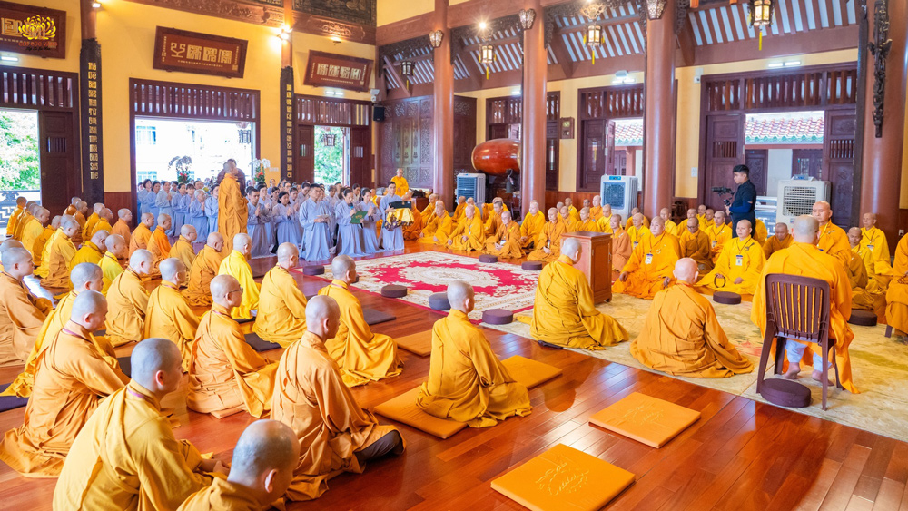 Học theo tấm gương các Thánh cư sĩ, Phật tử CLB Cúc Vàng thành kính cúng dường, hộ trì chư Tăng mùa an cư tại chùa Hải Quang, TP Hồ Chí Minh